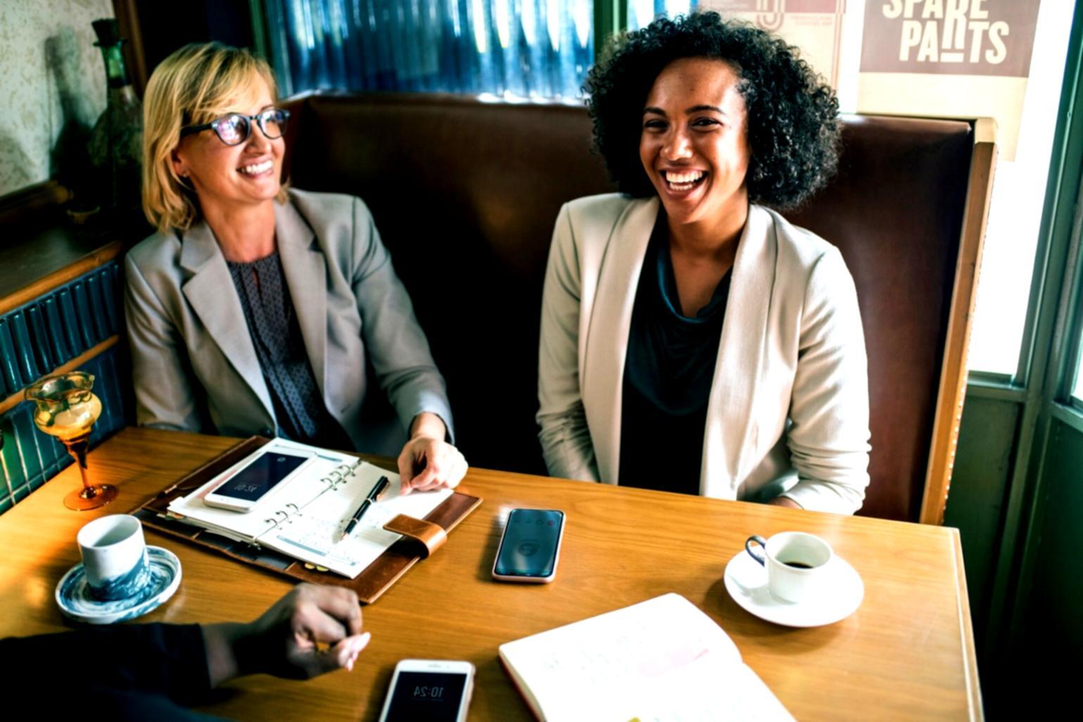 Documents comptables et calculatrice sur un bureau professionnel