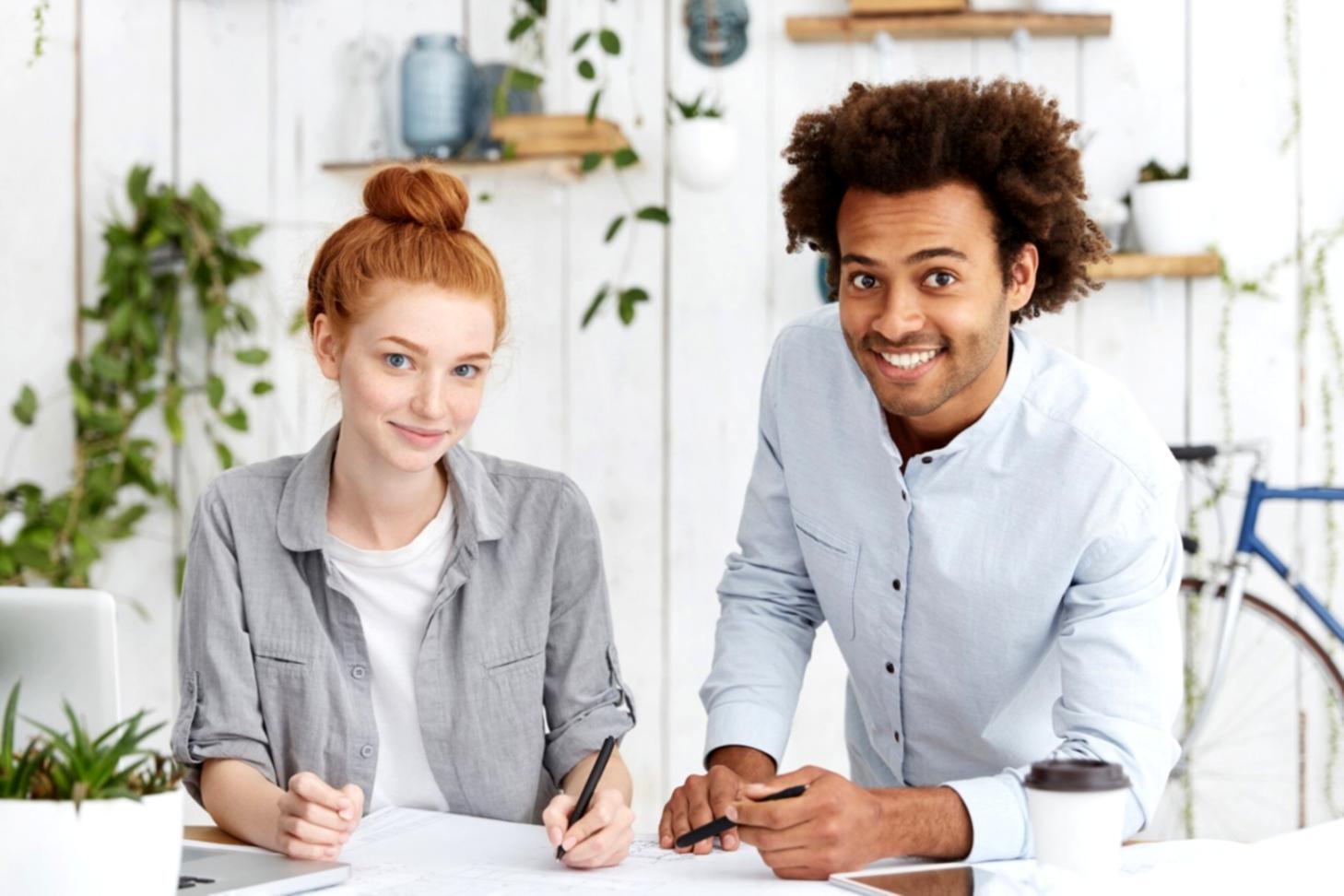 Espace de travail organisé avec documents financiers et outils de planification