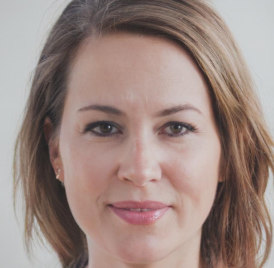 Conseillère financière experte présentant des solutions personnalisées
