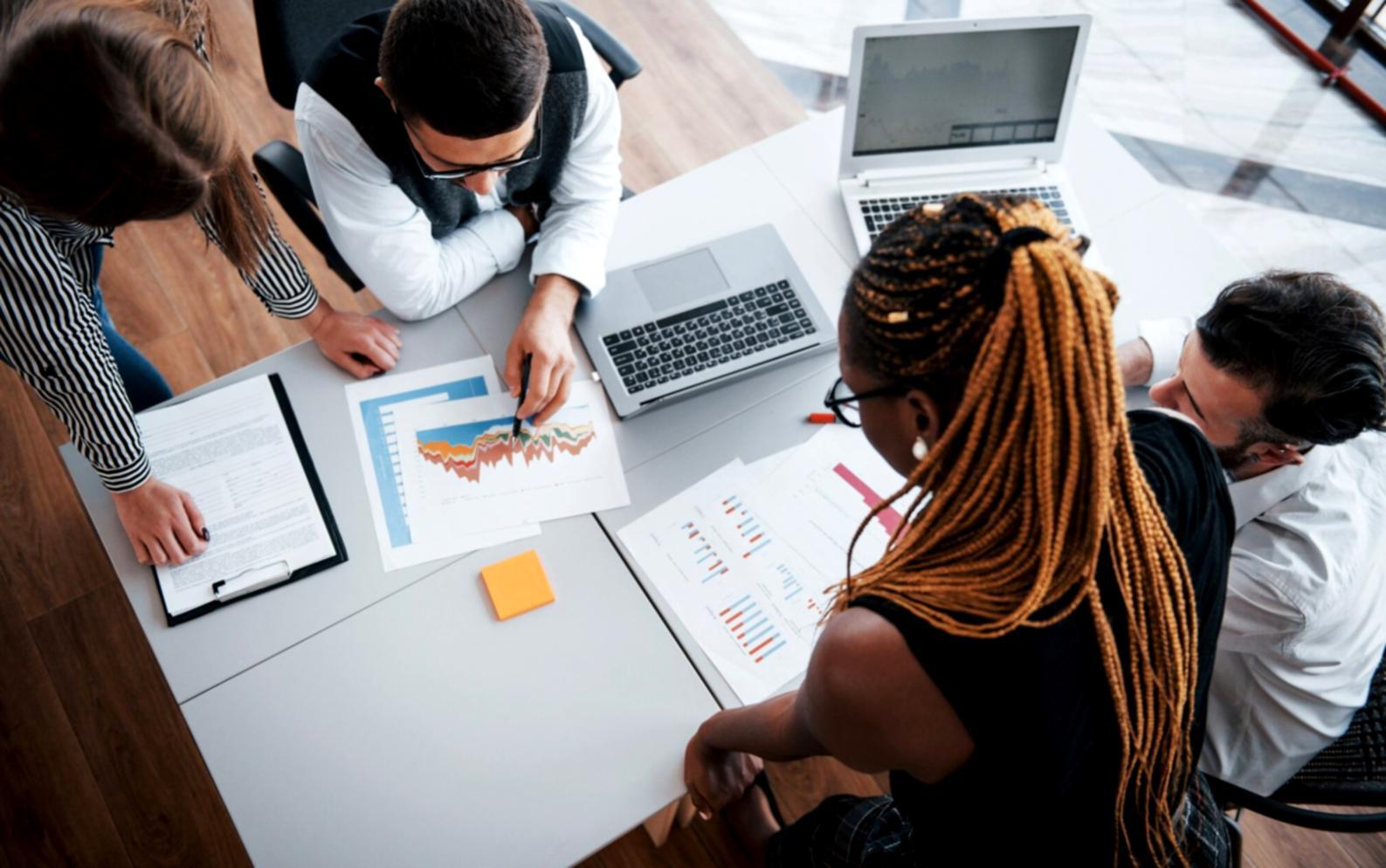 Analyse de données financières avec graphiques et tableaux